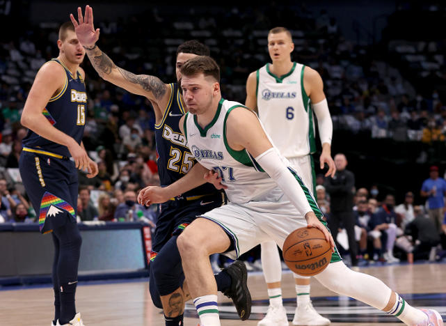  约基奇三双统治攻防两端，掘金轻取独行侠巩固西部榜首  